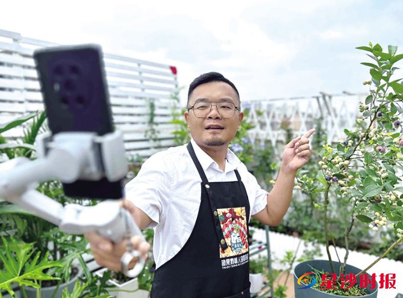 　　得益于长沙县三级农村物流服务网络建设，新农人宋希搭上物流“快车”，公司业务量激增。图为宋希在直播中向粉丝介绍蓝莓苗。　　受访者供图