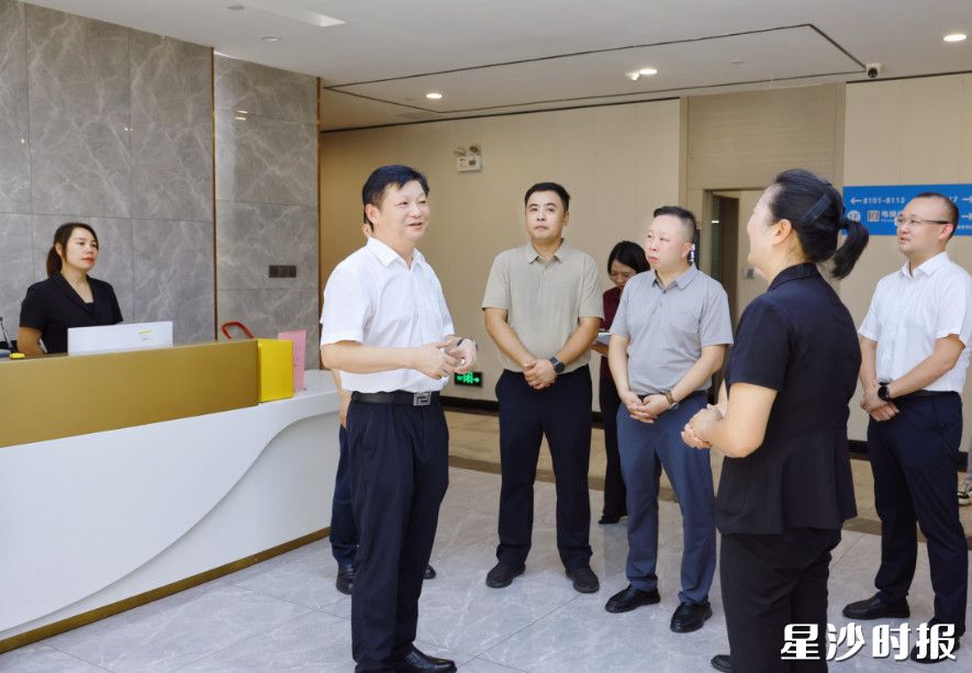 付旭明在湖南生物机电职业技术学院北山产教融合园，调研现代化农业产业发展情况。均为曾诗怡 摄