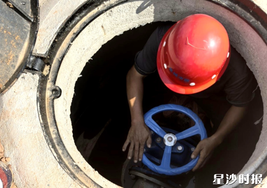 星沙水务集团工作人员拧开阀门，清澈水流顺着智能水表涌入园区管网。