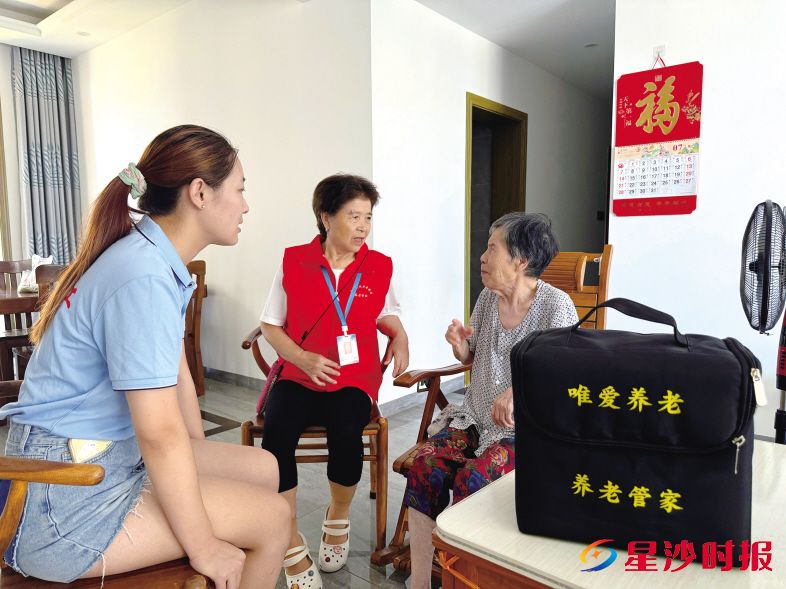 　　长沙县社工和党员志愿者会定期上门，除了提供各项服务还会陪老人唠家常。长沙县民政局供图