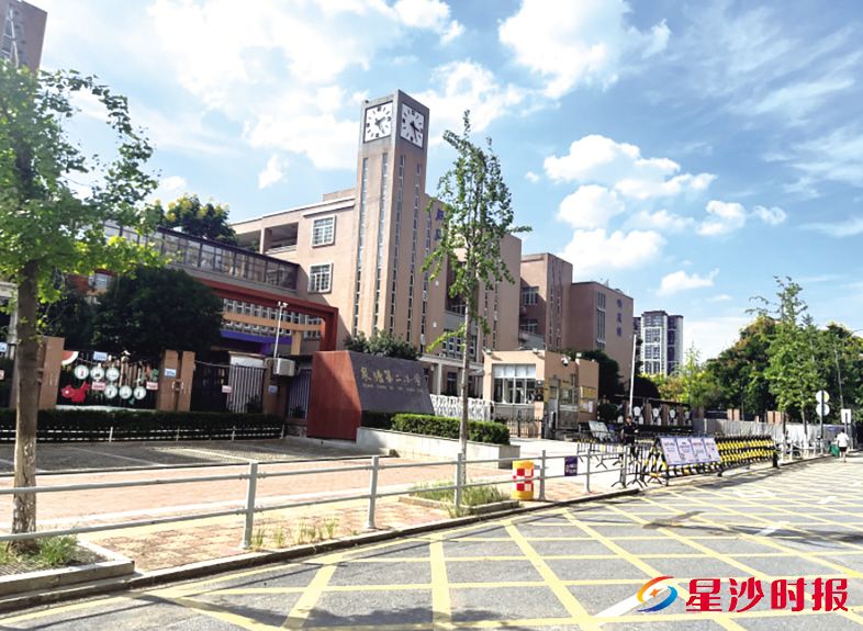 　　图为整治后的泉塘第二小学周边环境。县行政执法局供图
