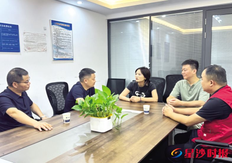 　　针对部分企业在实际运营中面临的一些法律困惑和难题，县人大代表主动对接泉塘司法所，共同策划开展“法治茶话会”。泉塘街道供图