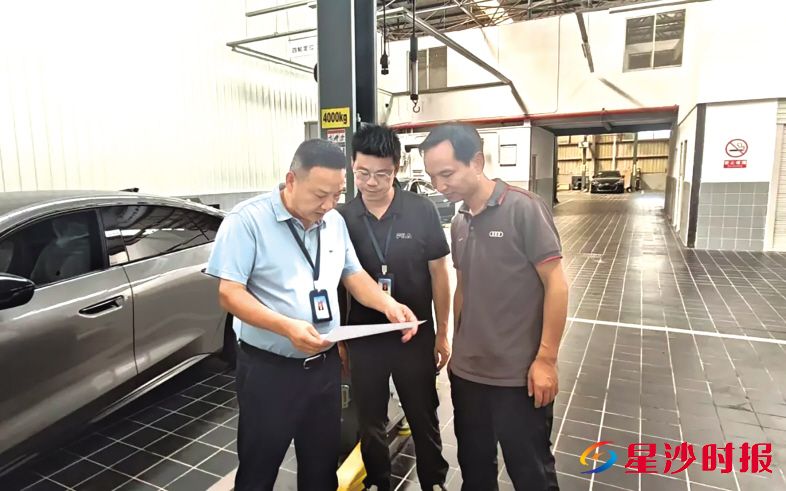 　　长沙县交通运输局工作人员深入车间、仓库等重点区域，耐心解读《长沙县机动车维修业户安全生产事项告知单》。县交通运输局供图