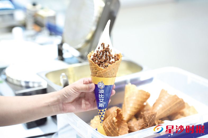 　　波比艾斯大华夫采用90秒现烤华夫饼搭配100克醇香冰淇淋，真材实料让消费者尽享美味。　　舒展  摄