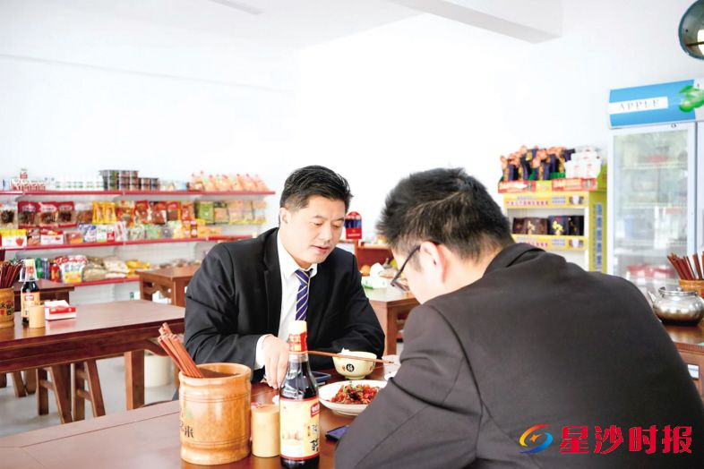 　　在黄花镇的“繁花驿”，可为网约车司机提供定制化点餐服务，让司机们“饿了有饭吃、渴了有水喝”。黄花镇供图