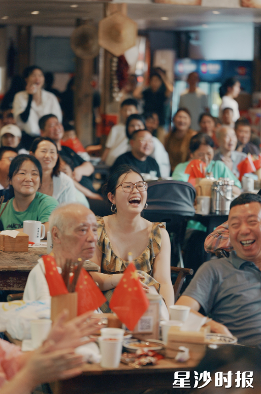国庆当天，初恋茶馆充满欢声笑语。章帝 摄