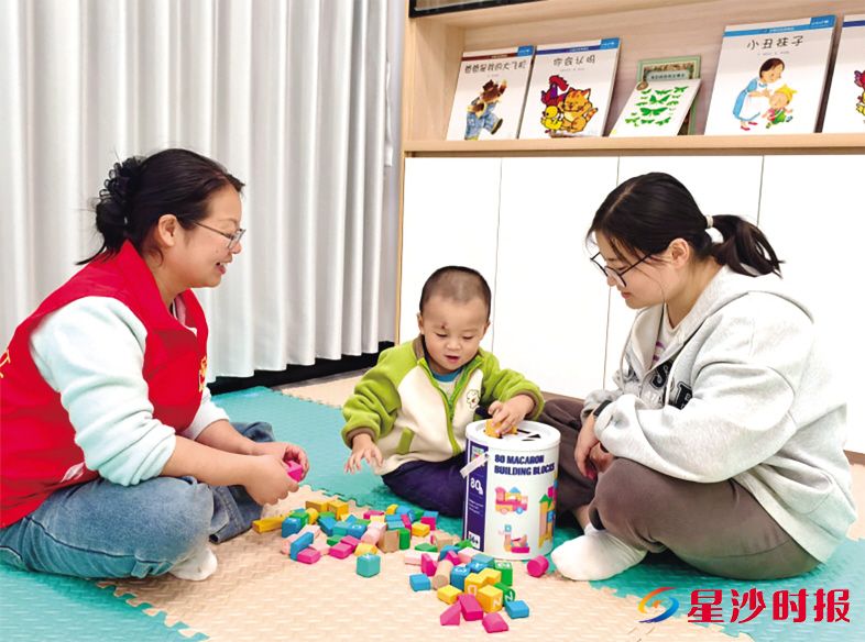 　　在红树坡社区党群服务中心亲子早教活动区域，志愿者和社区工作人员通过感官游戏等，激发孩子语言认知与社交功能。　　红树坡社区供图