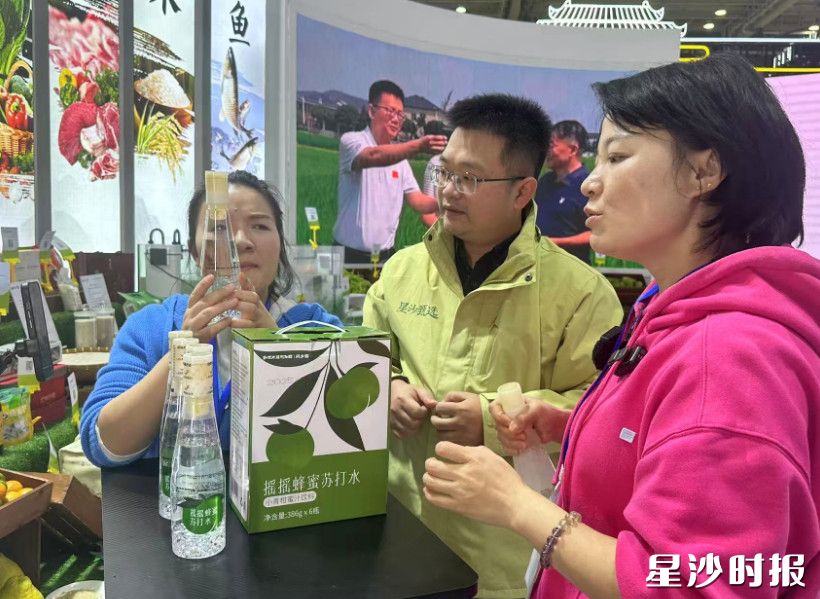 在湘野红姐-紫苏姐的直播间内，摇摇蜂蜜水成为网友追捧的热销品。星沙甄选供图