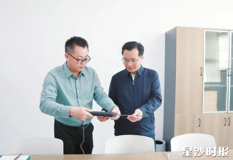 蒋红波在湖南贝恩外科器械有限公司调研。均为李杰 摄