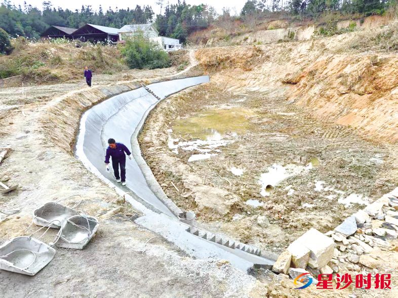 　　高桥镇百录村水利项目建设现场。　　高桥镇供图