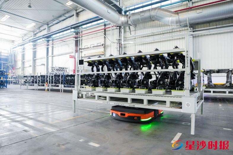 　　卡斯马的主要产品涵盖车身系统类零件和底盘系统类零件等。图为长沙卡斯马工厂内AGV转运车正在对产品进行转运。　　舒展 摄