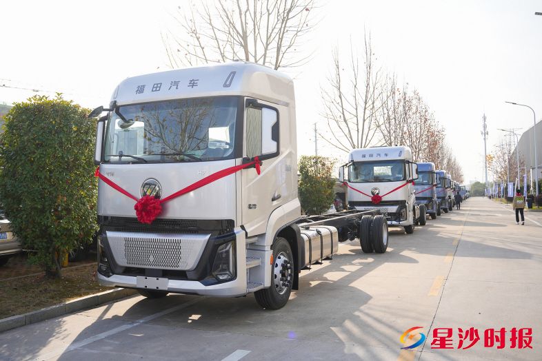 12月27日,北汽福田全新欧航平台产品,100辆欧航超级卡车订单成功交付。图为活动现场。舒展 摄