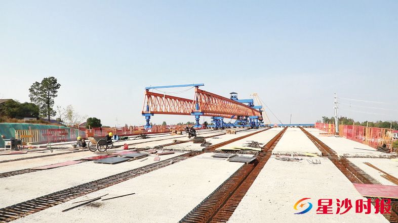 机场中轴城际快速干道南段项目施工现场,多个工序同步推进,全力保障工程进度。长沙自贸临空区供图