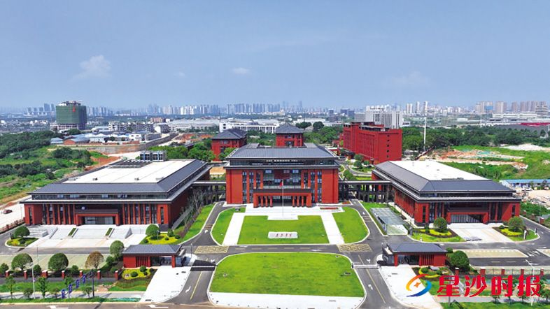 　　星城集团先进制造业学院公司秉持“党校主管、企业主营”的原则，积极拓展市场业务。图为学院的现代化校区。 艾哲文 摄