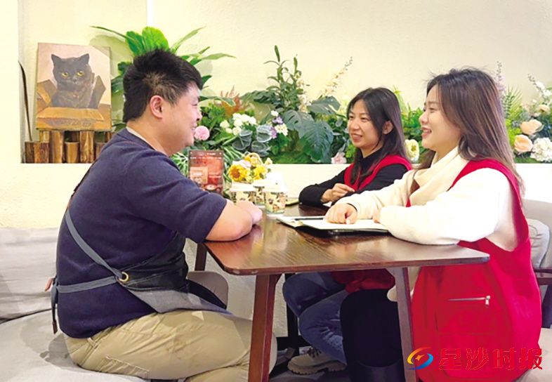 　　板桥社区网格员（右一、右二）在咖福荟走访，倾听需求。泉塘街道供图