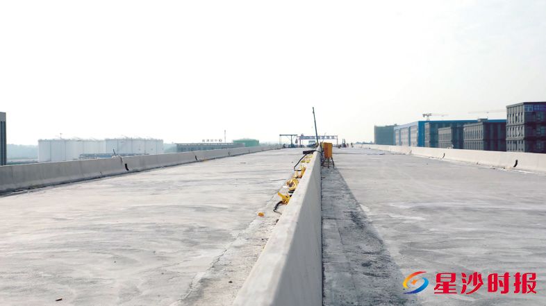 　　目前主线桥和桥面系施工已完成约70%，护栏已基本安装完毕。　　长沙自贸临空区供图