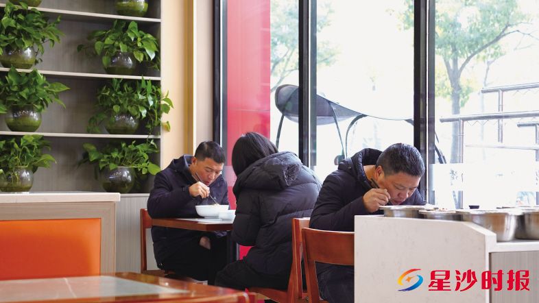 　　言西早粉面馆从创新模式入手，通过“小碗钵钵菜+今日福利”的模式，增加去存化率。邬振 摄