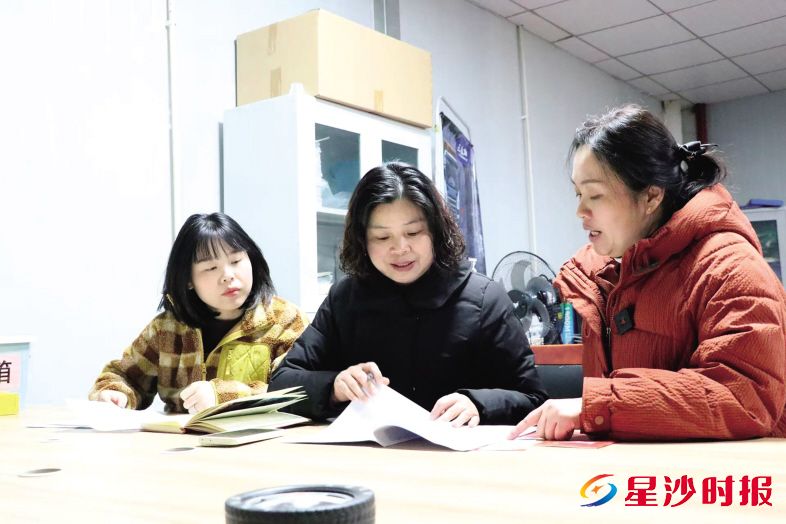 　　长龙街道统计骨干陈嫣红（中）深入园区企业指导企业入规。 林畅 摄