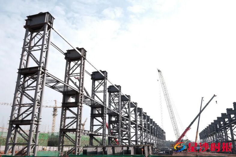 　　40米宽特高压装配车间下节格构柱安装工作圆满完成，为项目打下坚实基础。李杰 摄