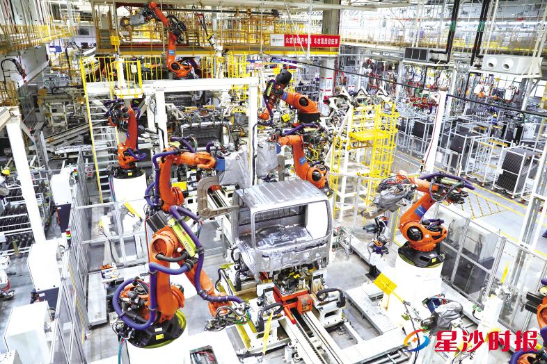 　　长沙超级卡车工厂作为欧航系列产品核心制造基地，更是北汽七福田的南方制造中心。图为其智能生成车间。　　资料图片