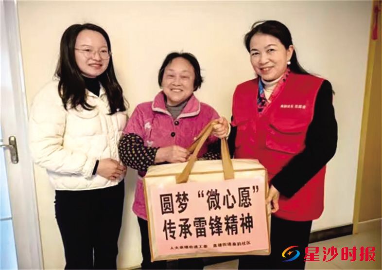 　　泉塘街道党工委委员、人大工委主任陈展（左一）和县人大代表段德姣（右一）将心愿礼物送到居民手中。泉塘街道供图