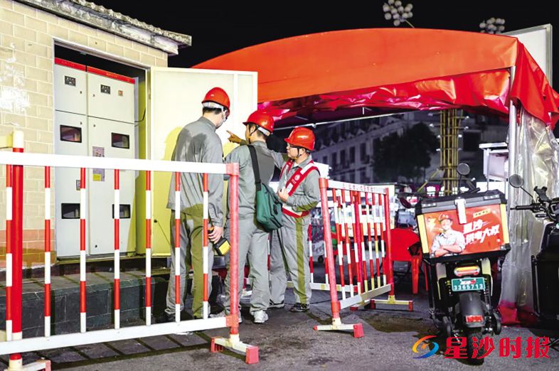 　　图为国网长沙县供电公司“星沙供电大叔”在高负荷时段持续开展特巡工作。　　杨源 摄