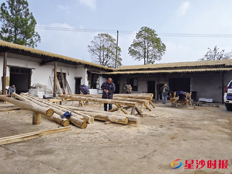 长沙县果园镇佳农农庄内长沙小兵军乐园项目现场,施工人员进行基础施工。杨源 摄