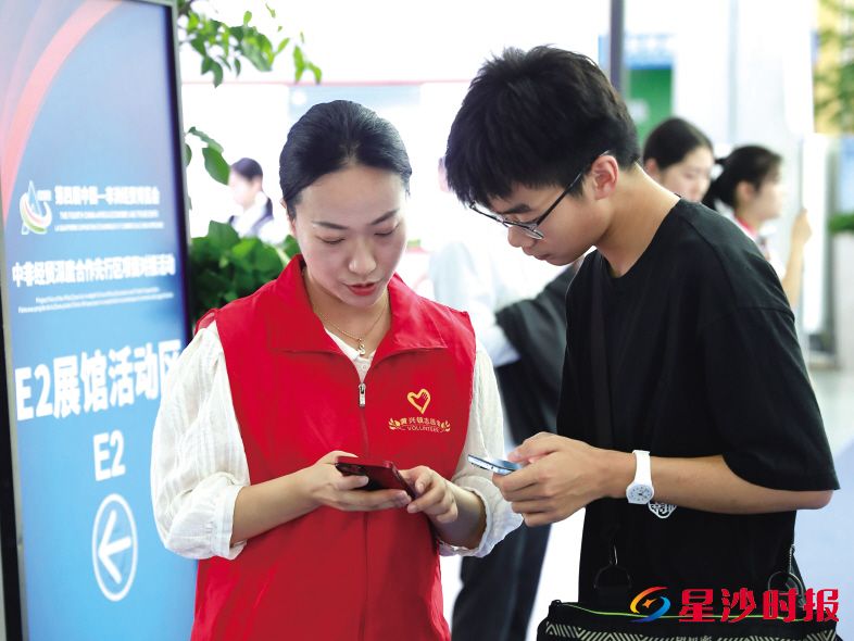 　　中非经贸博览会上，黄兴镇志愿者为观展群众提供服务。资料图片