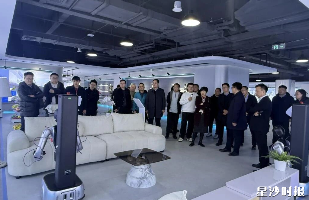 参会人员在湖南具身智能创新中心参观。