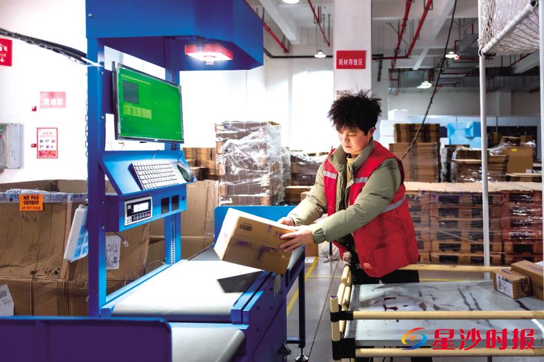 　　拙燕仓跨境供应链管理有限公司仓库内，拣货员精准从两个区域取货，在打包线上完成“会合”。刘思源 摄
