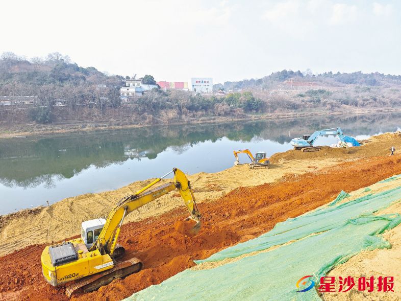 　　敢胜垸堤防达标项目施工现场，多台挖掘机挥舞铁臂，精准转运土方、修整堤坡。　　杨源 摄