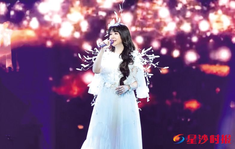 演出中,孟庭苇带来《羞答答的玫瑰静悄悄地开》《你看你看月亮的脸》等众多金曲,近万名观众现场重温青春记忆。 吴婉沁 摄