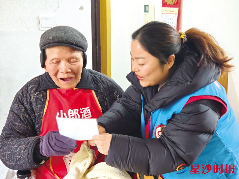 　　泉塘街道星港社工余丹为社区老人提供服务。长沙县民政局供图