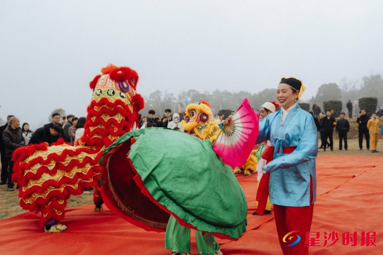 　　集市集仪式体验、文化欣赏、产品展销、休闲互动于一体，舞狮、蚌壳戏等非遗表演营造出浓厚的现场氛围，让文化消费变得生动可触。　　长龙街道供图