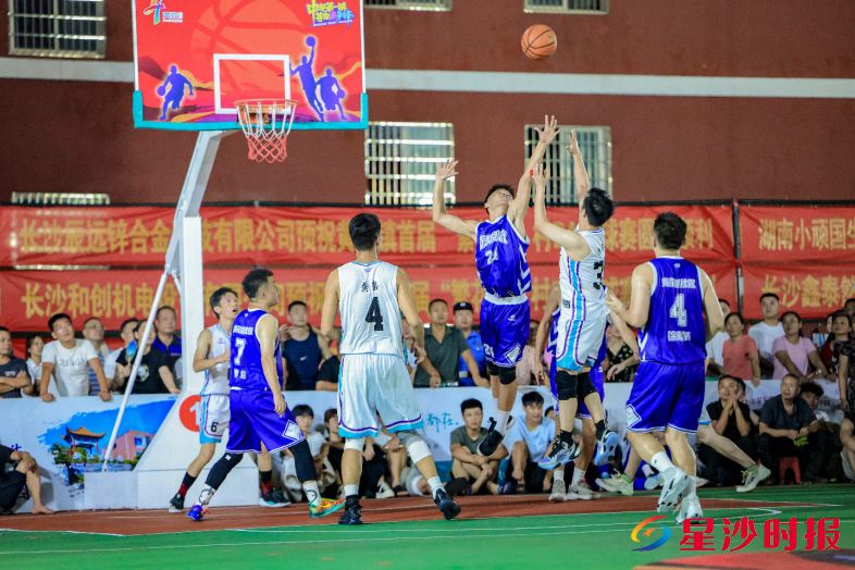 　　黄花镇举办首届“繁花杯”村BA篮球赛，来自全镇各行业代表队，历经近100场比拼，写就城镇体育的精彩篇章。资料图片