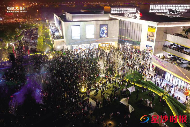 　　在杉杉奥莱，夜晚游客如织。黄兴镇供图