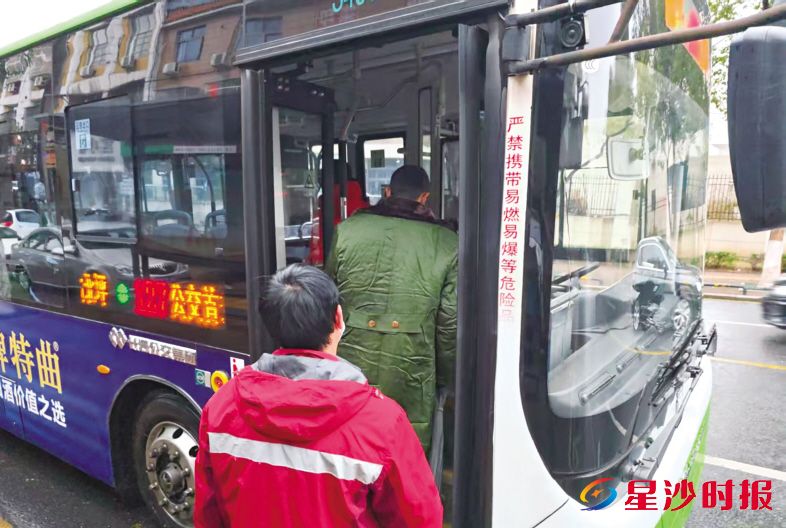 　　在县救助站工作人员帮助下，一名湖北籍受助男子踏上归途。　　县民政局供图