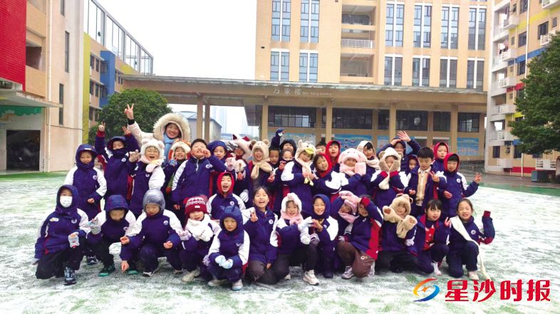 　　空旷的操场成了张丽和孩子们的乐园，紧张复习的疲惫被一扫而空，童真的笑脸在冰雪世界中格外明亮。长沙华夏学校供图
