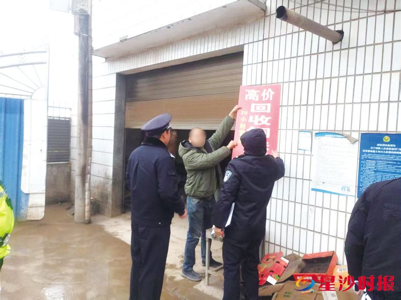 执法组在机场附近对违法行为进行处置。黄花镇供图