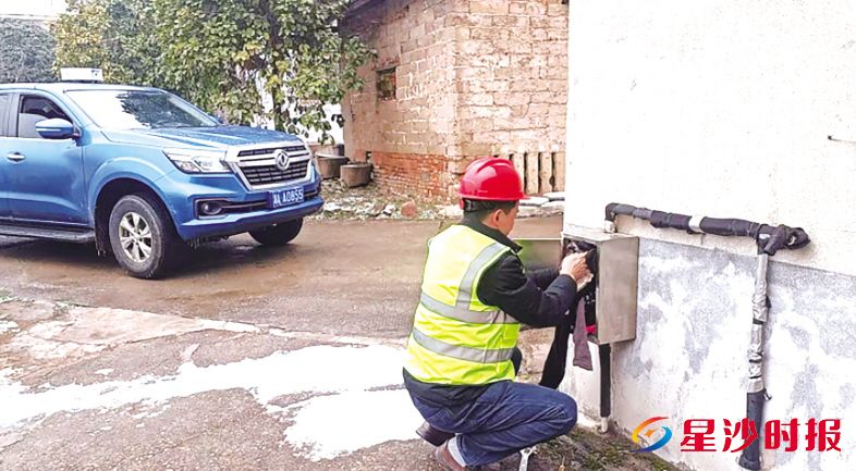 　　县水业集团工作人员对水表做好防冻措施。杨源 摄