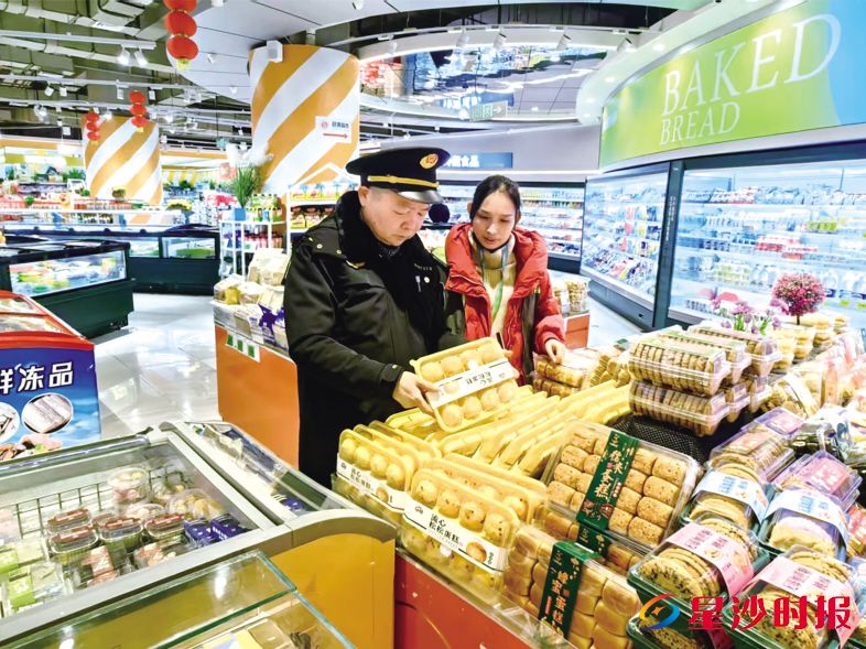 　　长沙县市场监管局工作人员在超市开展食品检查。长沙县市场监管局供图