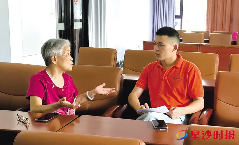 星城集团颐养院公司护理员熊梓贤(右)与长者促膝畅谈,倾听岁月心声。星城集团供图