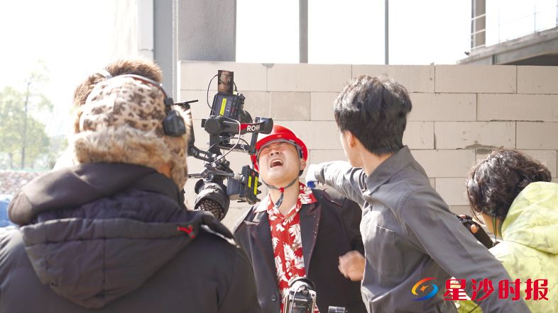 　　湘龙街道星沙影视城暨湖南好拍影视基地首部短剧项目——《女总裁来视察，你带她工地搬砖？》拍摄现场。邬振 摄