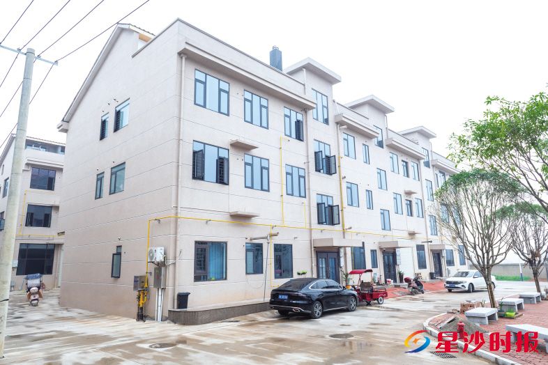 　　外立面进行统一设计的安置区整齐好看，即将成为居民新的幸福家园。　　刘思源 摄