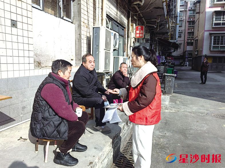 　　春节临近，星沙街道针对老年、弱势、困难等重点群体，集中开展“敲门行动”。星沙街道供图