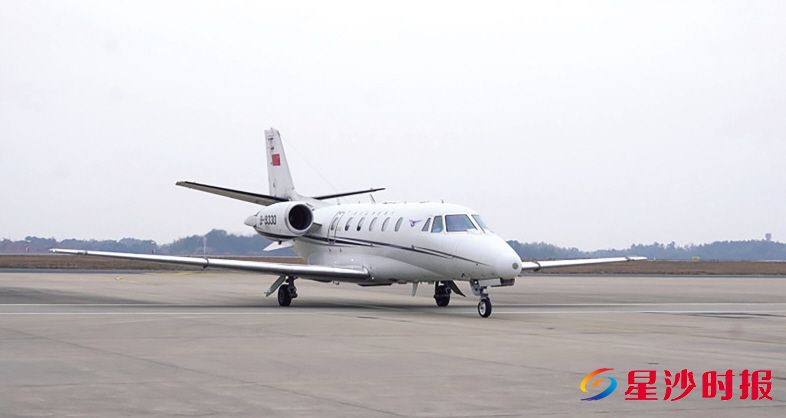 　　中国民用航空飞行校验中心一架赛斯纳560 校验飞机在长沙机场第三跑道执行飞行校验。长沙机场供图