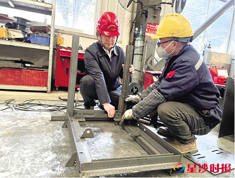 　　强农机械在非洲市场的中小型碾米机订单持续火爆，春节前已接连拿下5笔海外订单，总额超300万元。图为公司负责人王陆华（左）在车间指导员工精细操作。宋彬彬 摄