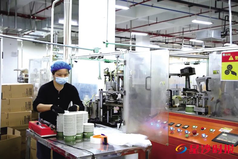 　　依托先进的智能化系统，妙工环保可年产一次性可降解打包盒3亿套、可降解纸碗2亿套，以及一次性水杯8亿套。　　李丹 摄