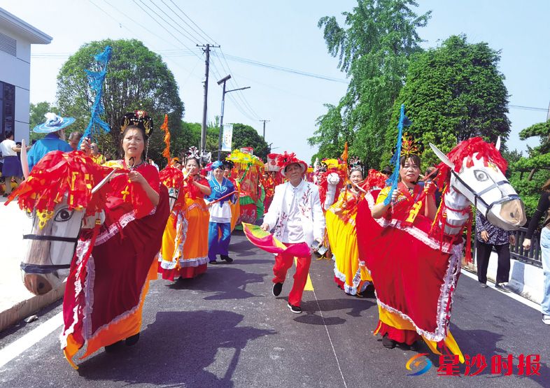 　　县级非遗项目竹马代表性传承人周松林（中）在表演竹马。受访者供图