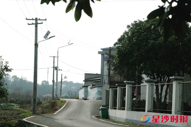 　　长龙街道湘峰村西数组的村道上，20盏崭新的太阳能路灯安装到位，曾经“天黑不出门”的湘峰村西数组，迎来温暖而安全的光明。 林畅 摄